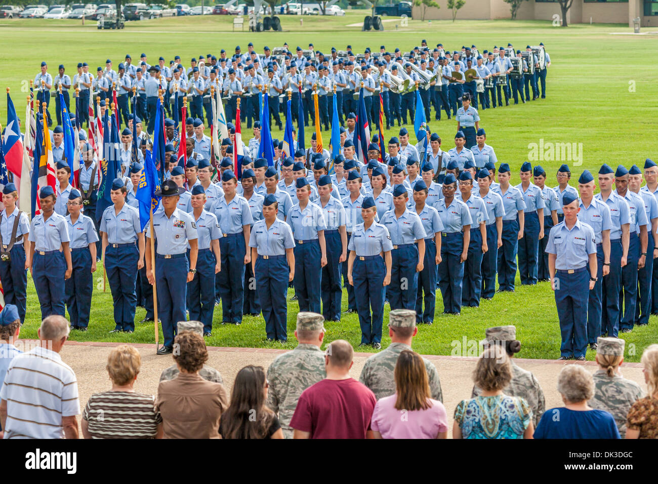 Familien beobachten Flieger, die Durchführung der Zeremonie während der United States Air Force Grundausbildung Graduierung In San Antonio, Texas Stockfoto