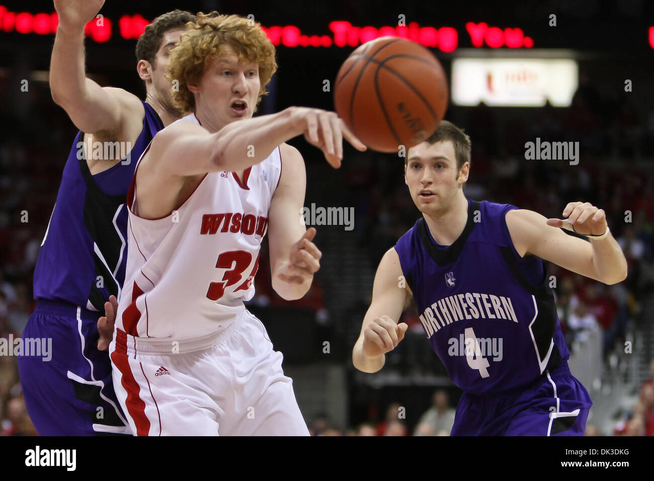 27. Februar 2011 - Madison, Wisconsin, USA - Wisconsin vorwärts Mike Bruesewitz (31) geht aus einer Doppel-Team beim wird bewacht von Nordwesten Verteidiger. Wisconsin besiegte Northwestern 78-63 im Kohl Center in Madison, Wisconsin. (Kredit-Bild: © John Fisher/Southcreek Global/ZUMAPRESS.com) Stockfoto