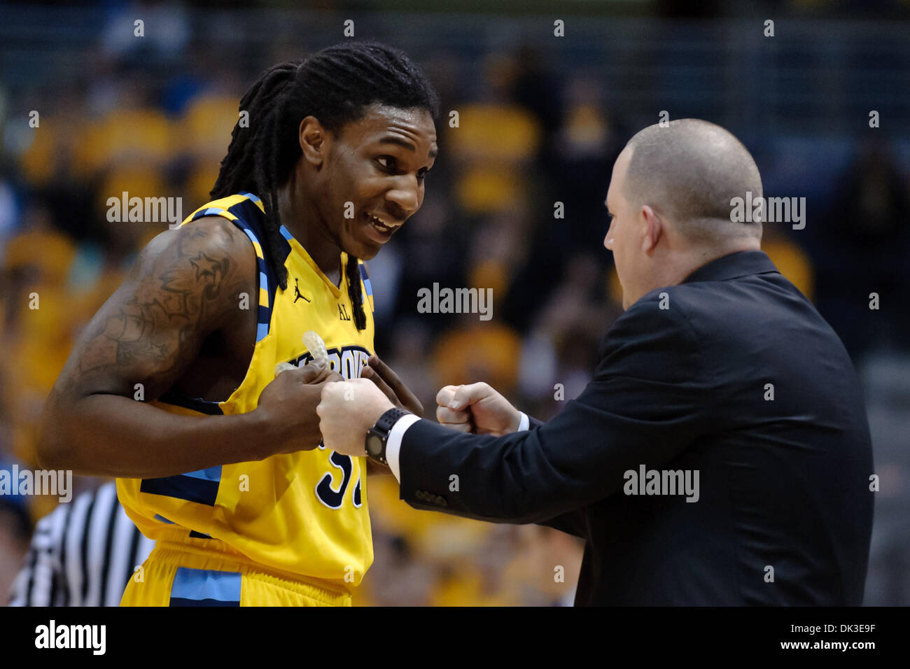 27. Februar 2011 im Gespräch mit Cheftrainer Buzz Williams während des Spiels zwischen Marquette Golden Eagles und Providence Friars am Bradley Center in Milwaukee, Wisconsin - Milwaukee, Wisconsin, USA - Marquette vorwärts Jae Crowder (32).  Marquette besiegt Providence 86-62. (Kredit-Bild: © John Rowland/Southcreek Global/ZUMAPRESS.com) Stockfoto