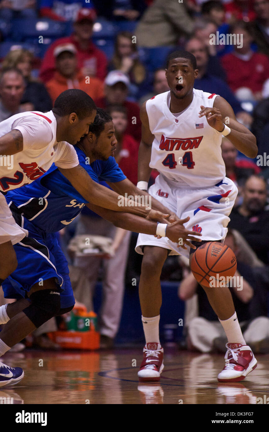 2. März 2011 - Dayton, Ohio, USA - Dayton Flyers bewachen Paul Williams (22) und Saint Louis Billikens Wache Jordair Jett (5) Gerangel um eine lockere Kugel als Dayton Flyers forward Josh Benson (44) blickt auf in der ersten Hälfte des Spiels zwischen St. Louis und Dayton UD Arena, Dayton, Ohio.  St. Louis besiegte Dayton 69-51. (Kredit-Bild: © Scott Stuart/Southcreek Global/ZUMAPRESS. Stockfoto