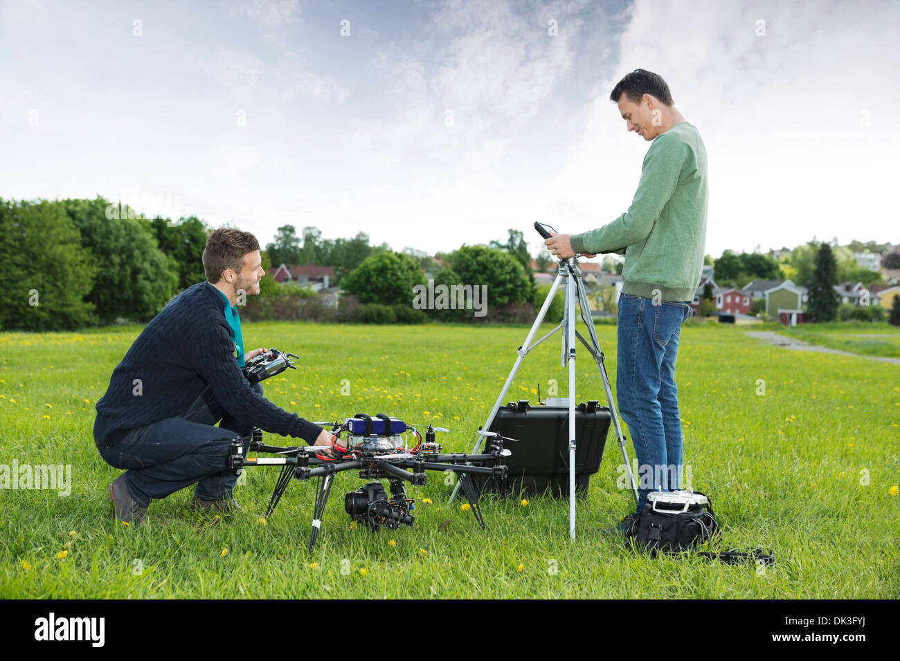 Ingenieure arbeiten an UAV Hubschrauber im Park Stockfoto