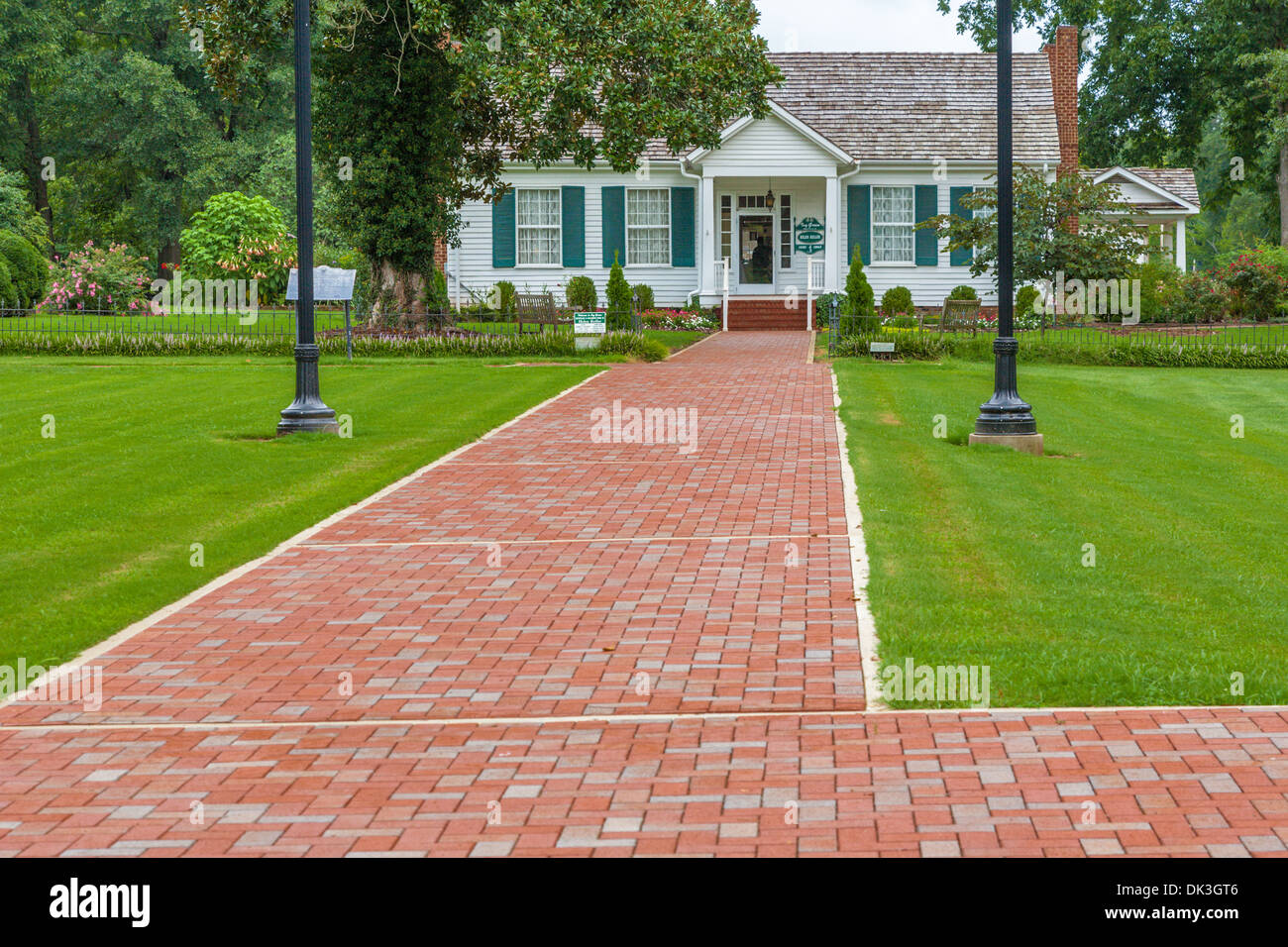 Ziegel Bürgersteig führt zum Haupthaus im Ivy Green, der Geburtsort von Helen Keller in Tuscumbia, Alabama Stockfoto