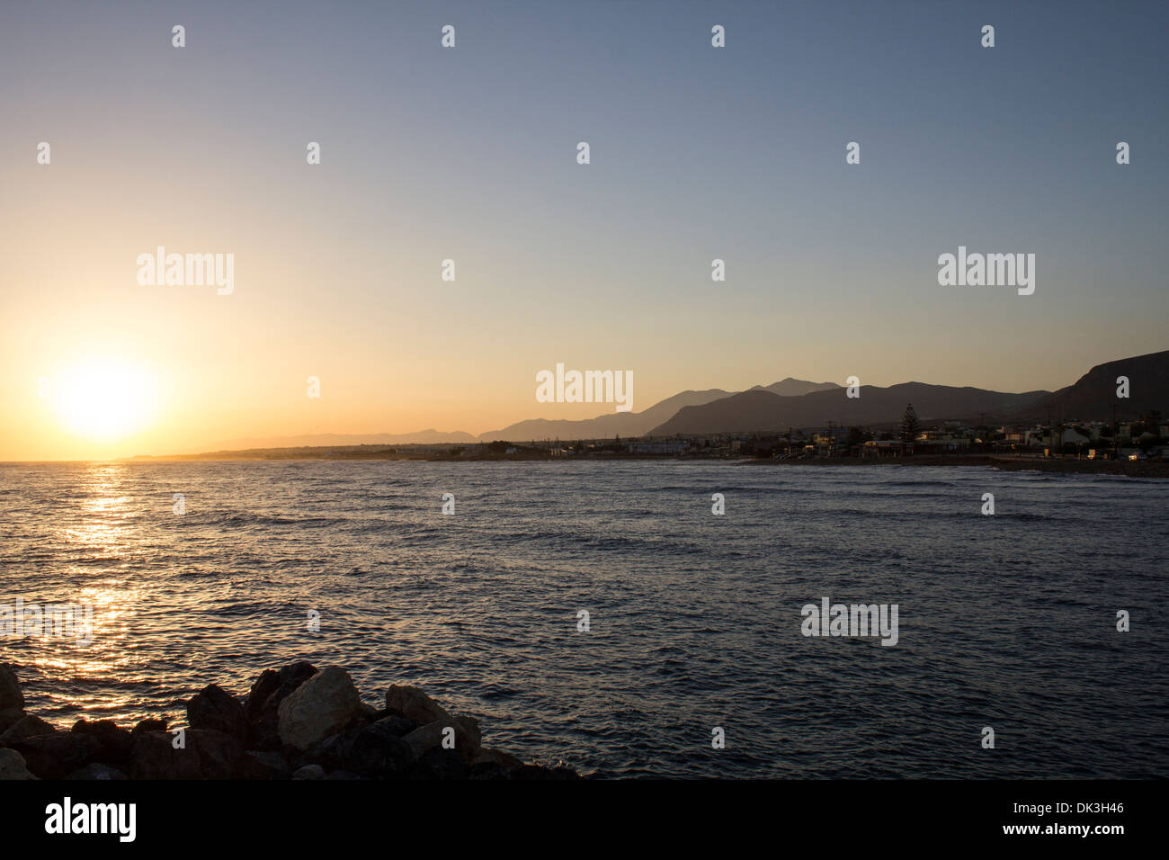 Beruhigende Sonnenaufgang Uber Gouves An Einem Spatsommertag Schone Goldene Licht Uber Dem Mittelmeer Insel Kreta In Griechenland Stockfotografie Alamy