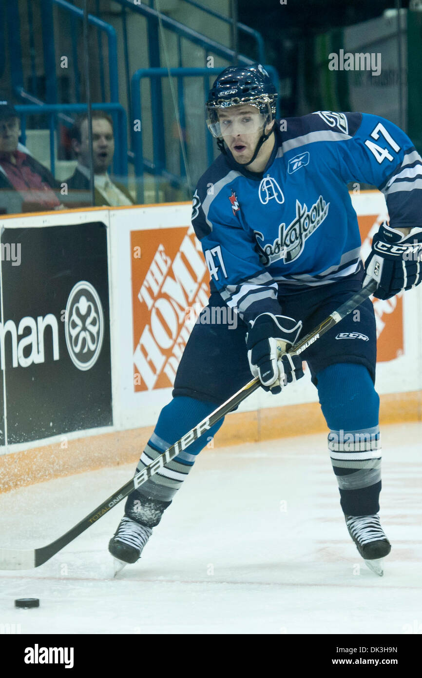 4. März 2011 - Saskatoon, Saskatchewan, Kanada - Saskatoon Blades Verteidiger Dalton Werfer (#47) spielt den Puck in Aktion während der Saskatoon Blades Vs Kootenay Ice Spiel im Credit Union Centre in Saskatoon. Die Saskatoon Blades führen die Kootenay Ice 3-0 nach der ersten Periode. (Kredit-Bild: © Derek Mortensen/Southcreek Global/ZUMAPRESS.com) Stockfoto