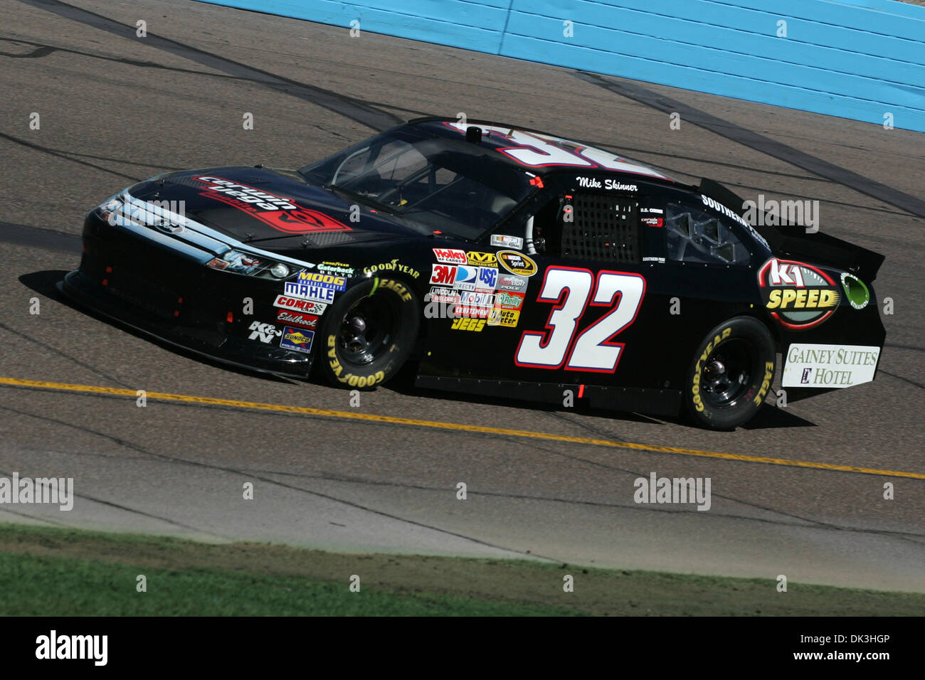 4. März 2011 - Avondale, Arizona, Vereinigte Staaten von Amerika - Mike Skinner, Fahrer des Wagens #32 gesponsert von K1 Speed / Cerwin Vega Ford Rennen während der Subway Fresh Fit 500 auf dem Phoenix International Raceway in Avondale, Arizona. (Kredit-Bild: © gen Lower/Southcreek Global/ZUMAPRESS.com) Stockfoto