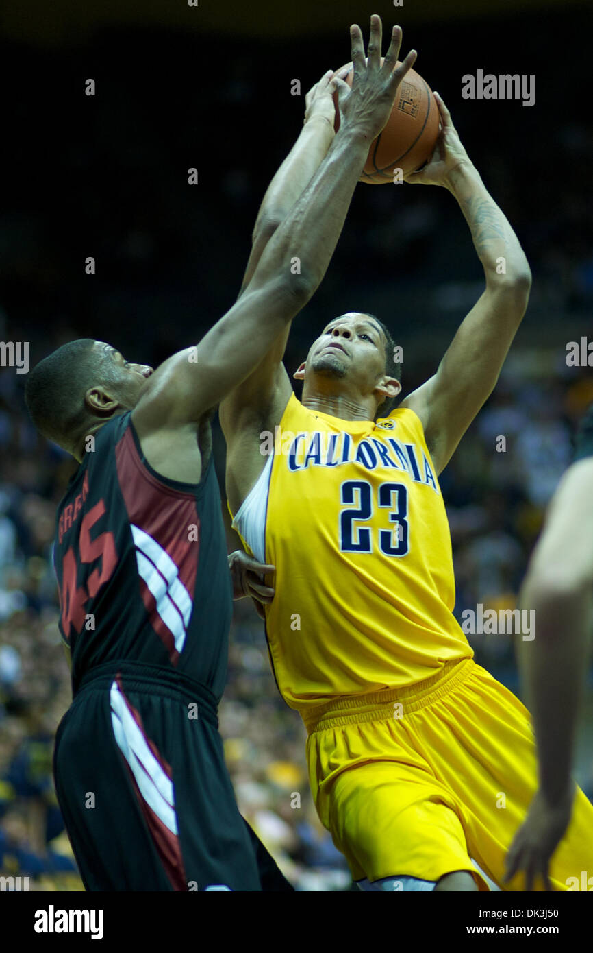 5. März 2011 - bewachen Berkeley, California, USA - Stanford Cardinal Guard Jeremy Green (45) wachen California Golden Bears Allen Crabbe (23) während der NCAA Basketball-Spiel zwischen der Stanford Cardinal und die California Golden Bears im Haas-Pavillon.  Cal schlagen Stanford 74-55. (Kredit-Bild: © Matt Cohen/Southcreek Global/ZUMAPRESS.com) Stockfoto
