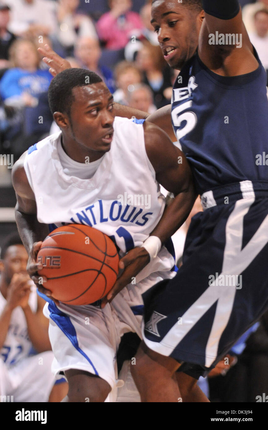 5. März 2011 - St. Louis, Missouri, Vereinigte Staaten von Amerika - Saint Louis Billikens guard Mike McCall (11) sucht nach einem Teamkollegen zu übergeben, wie Xavier Musketeers auf die Saint Louis Billikens zu nehmen. Xavier Musketeers besiegen die Saint Louis Billikens 66 - 55. (Kredit-Bild: © Danny Reise/Southcreek Global/ZUMAPRESS.com) Stockfoto