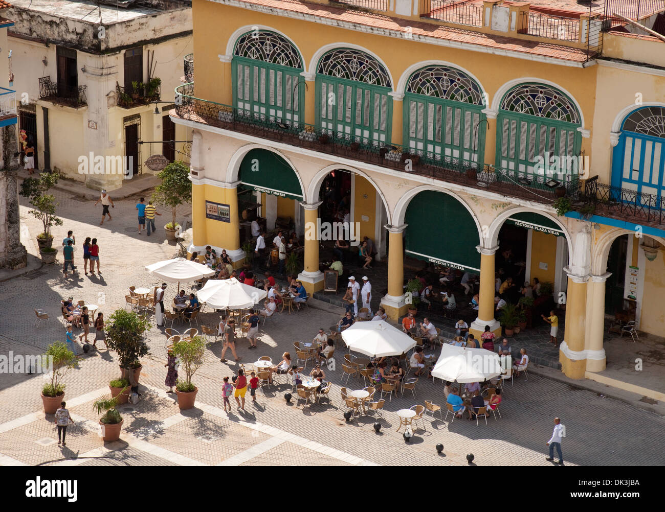 Menschen, die auf der Factoria Plaza Vieja oder Cervezas y Maltas, Mikrobrauerei, Plaza Vieja, Havanna Kuba, Karibik, Lateinamerika trinken Stockfoto