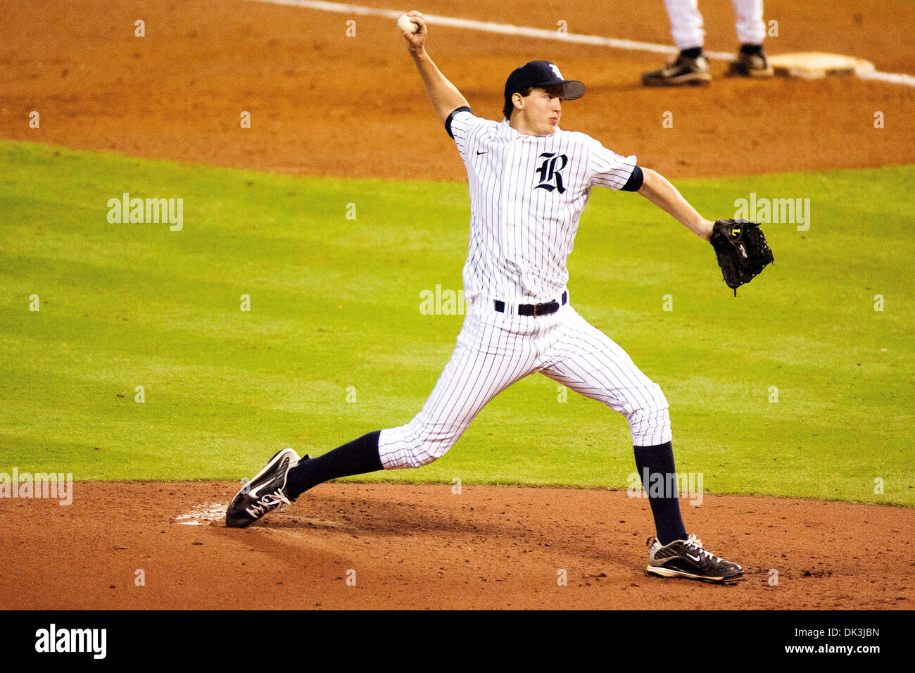 5. März 2011 - Houston, Texas, USA - Aggies SP (21) Austin Kubitza pitching während der 2011 Houston College Classic im Minute Maid Park. Rice Owls besiegte Texas A & M Aggies 1-0. (Kredit-Bild: © Juan DeLeon/Southcreek Global/ZUMAPRESS.com) Stockfoto