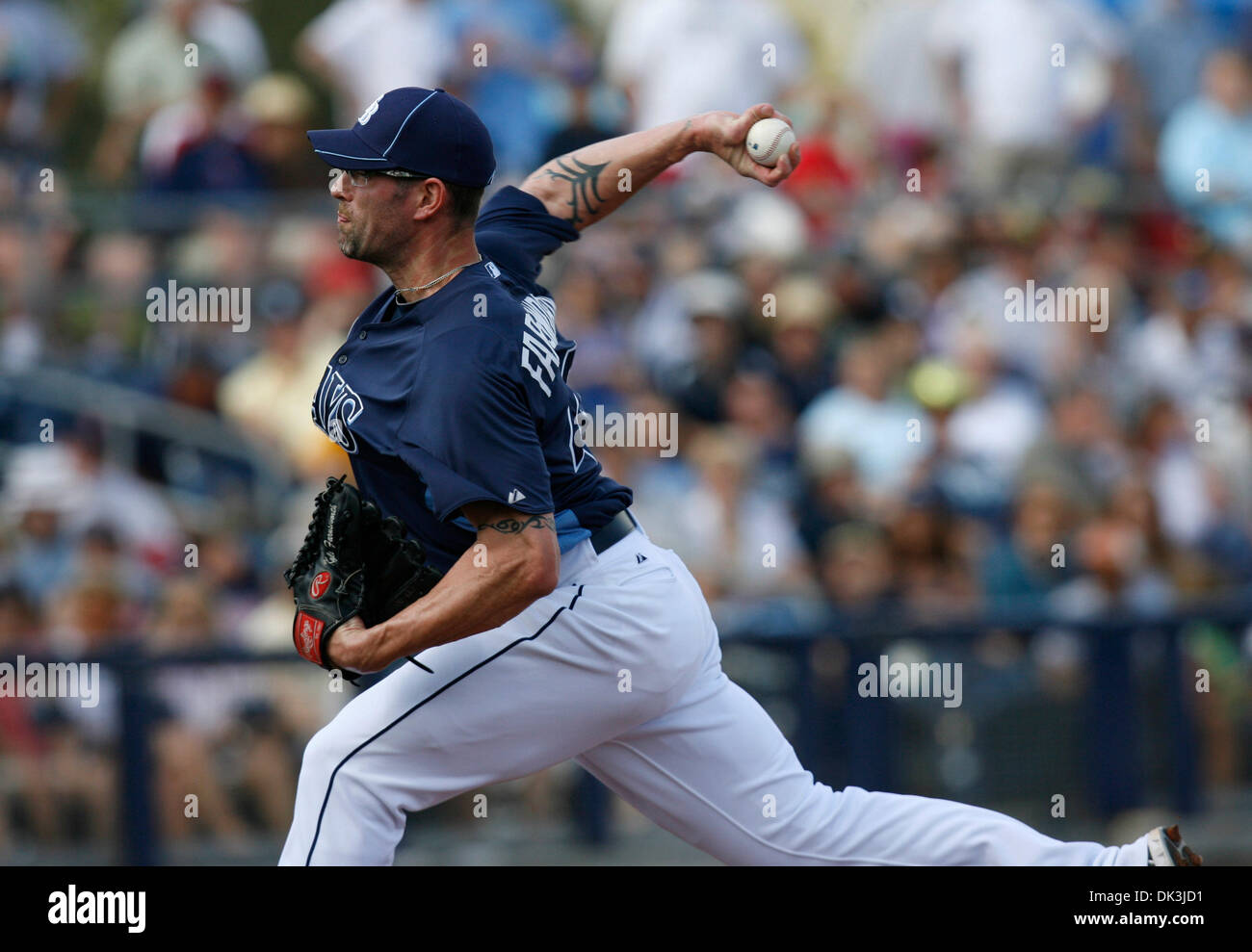 5. März 2011 - Port Charlotte - CHRIS ZUPPA |   Times.OT 334855 ZUPP Rays 18. (Port Charlotte, 05.03.2011) Tampa Bay Rays Krug Kyle Farnsworth Stellplätze während der vierten Inning. Tampa Bay Rays spielen die Minnesota Twins in der Charlotte-Sportpark. [CHRIS ZUPPA, mal] (Kredit-Bild: © St. Petersburg Times/ZUMAPRESS.com) Stockfoto