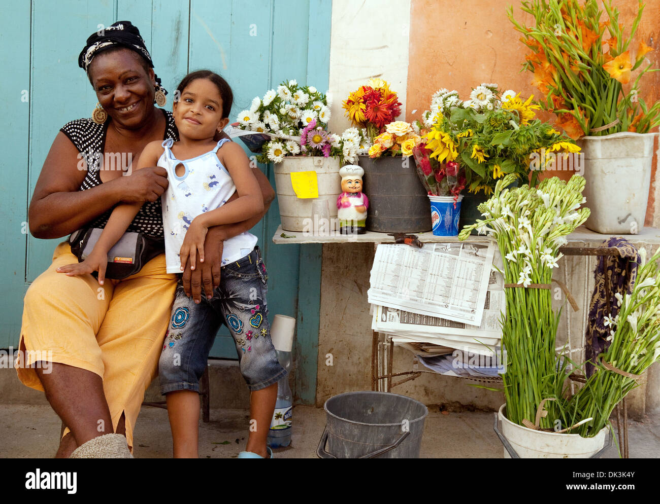 Kubanischen Mutter und Tochter mit ihrer Blüte abstirbt, Street Market, Brasil St., Havanna, Kuba, Karibik Lateinamerika Stockfoto