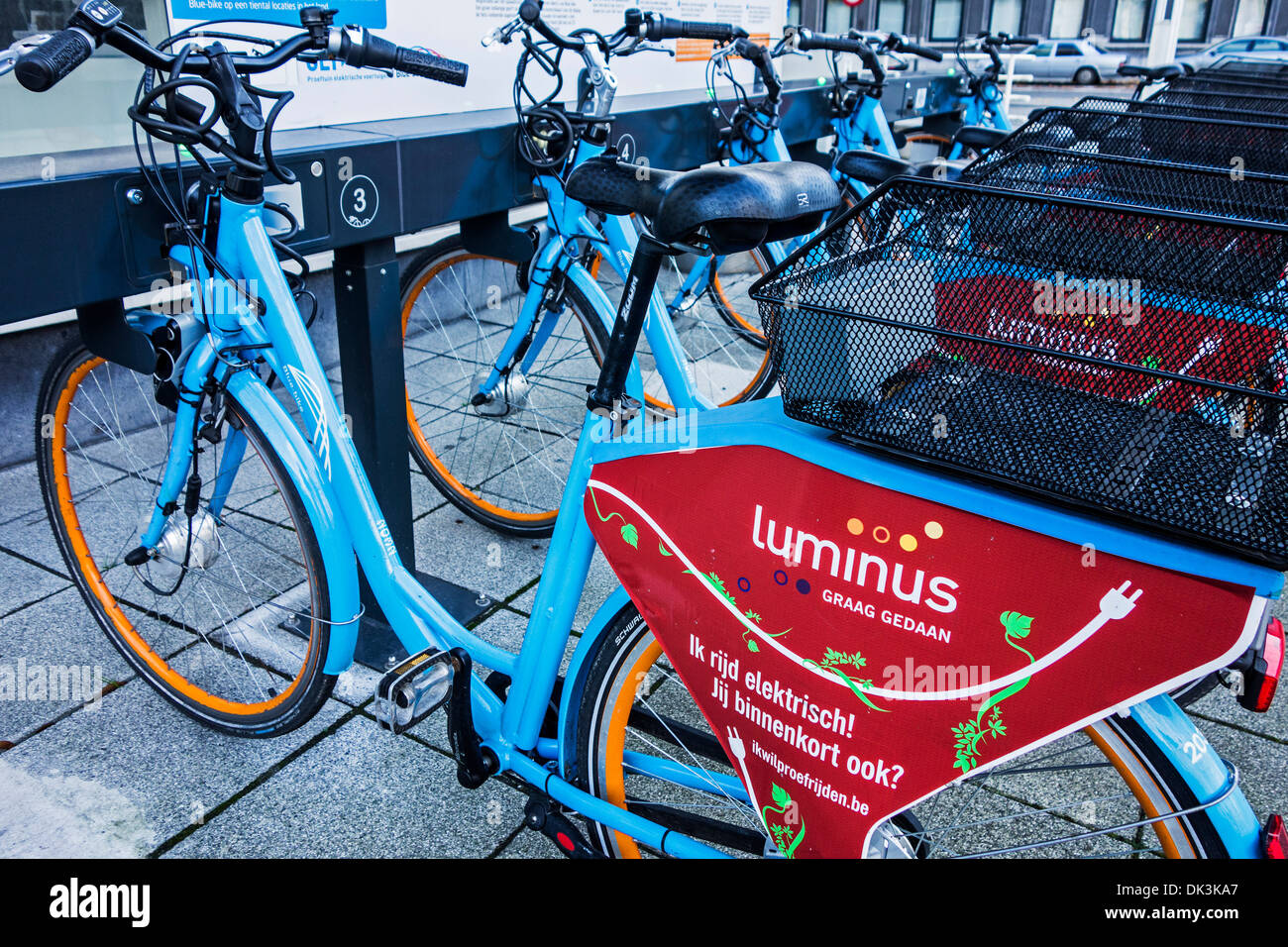 Ladestation für e-Bikes / Elektro Fahrräder mit dem blauen Fahrrad in der Stadt Gent, Belgien Stockfoto