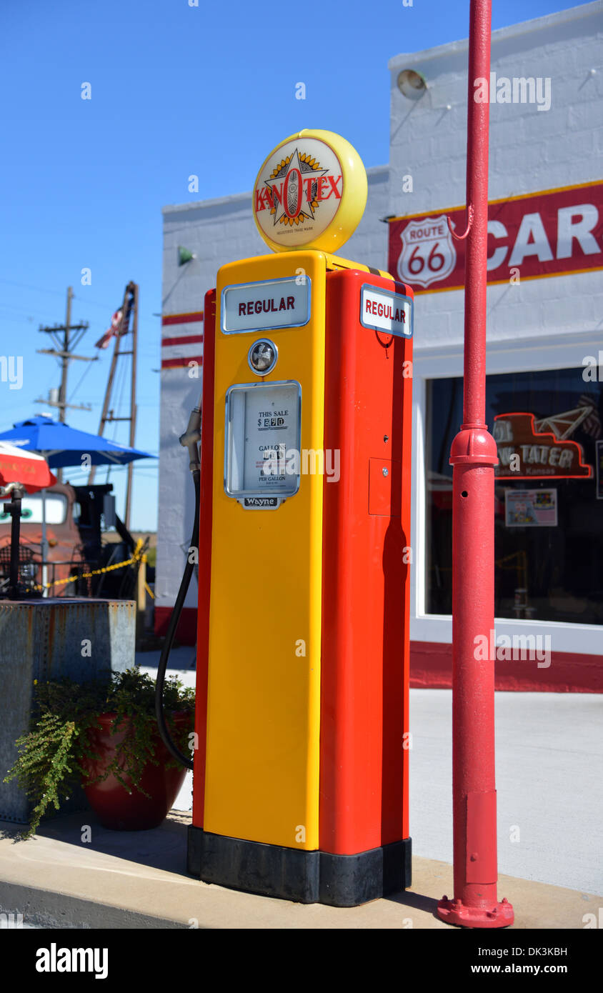 Vintage Zapfsäule Kanotex Tankstelle in Galena, Kansas, auf der Route 66 -  Heimat der echten Tow Mater aus Disneys Cars Stockfotografie - Alamy