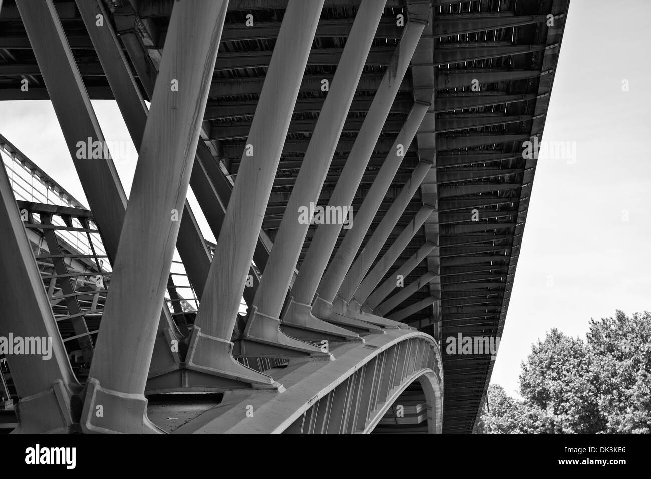 Brücke über den Fluss Seine - Schwarz und weiß von einer geometrischen Brücke über die Seine in Paris Stockfoto