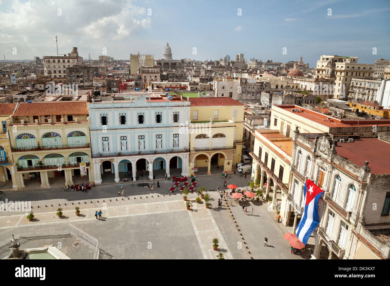 Havanna, Kuba-Skyline mit Blick auf den Plaza Vieja mit kubanischen Flagge, Havanna-Kuba-Karibik Stockfoto