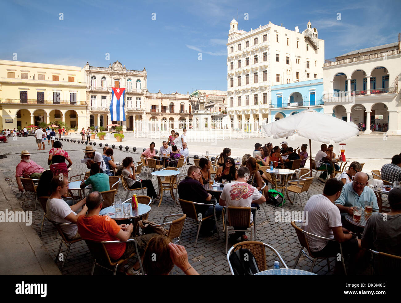 Havanna Kuba, Plaza Vieja Leute sitzen in Bars Restaurants und Cafés an Mittag, Kuba, Karibik Stockfoto
