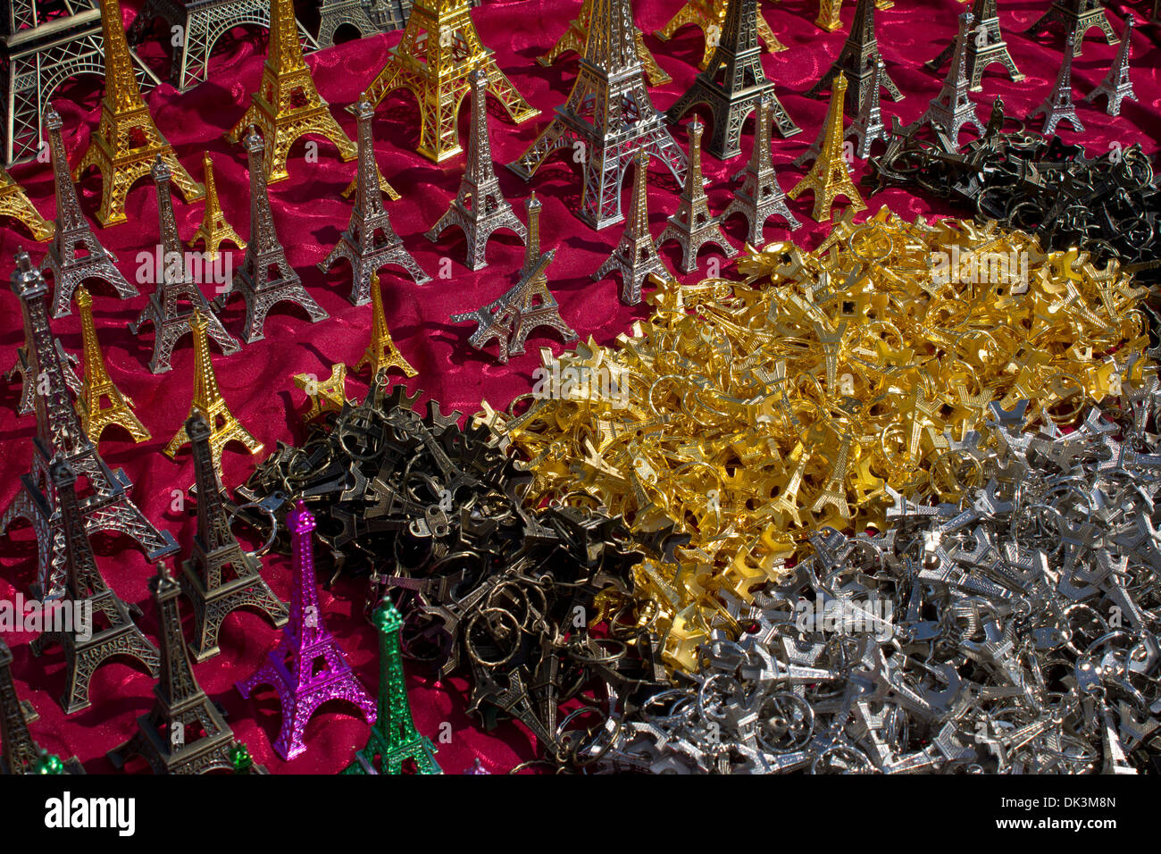 Eiffelturm Schlüsselanhänger - bunte Souvenir Souvenir Schlüsselanhänger des Eiffelturms. Stockfoto