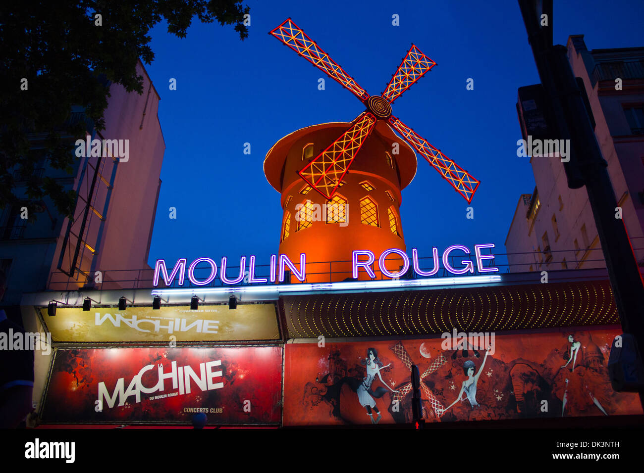 Moulin Rouge, Paris – das Moulin Rouge in der Abenddämmerung, in Neon beleuchtet. Stockfoto
