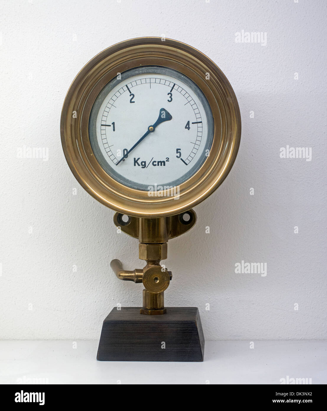 alte Kupfer Manometer in alten Bierbrauerei verwendet Stockfoto alte Kupfer Manometer in alten Bierbrauerei verwendet Stockfoto