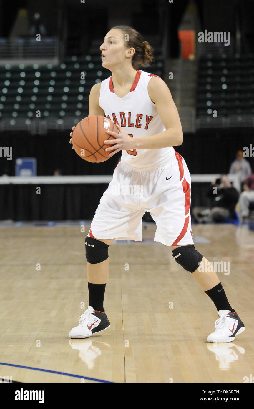 10. März 2011 - St. Charles, Missouri, USA - sieht Bradley Wache Hanna Muegge (5) für jemanden, der den Ball in der ersten Hälfte der Öffnung MVC runden Turnierspiel.  Bei halben Bradley führte Evansville 35 bis 30. (Kredit-Bild: © Richard Ulreich/Southcreek Global/ZUMApress.com) Stockfoto