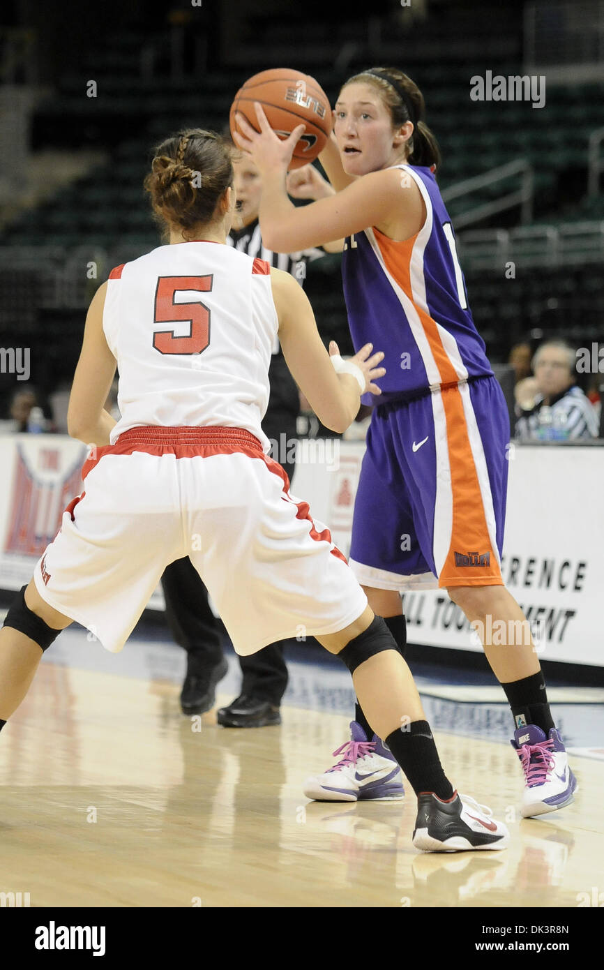 10. März 2011 - St. Charles, Missouri, hält US - Evansville Staci Gillum (12) dem Ball aus der Verteidigung von Bradley Wache Hanna Muegge (5) während der zweiten Hälfte des Eröffnungsspiels in das MVC-Turnier.  Bradley gewann das Spiel 64-47. (Kredit-Bild: © Richard Ulreich/Southcreek Global/ZUMApress.com) Stockfoto