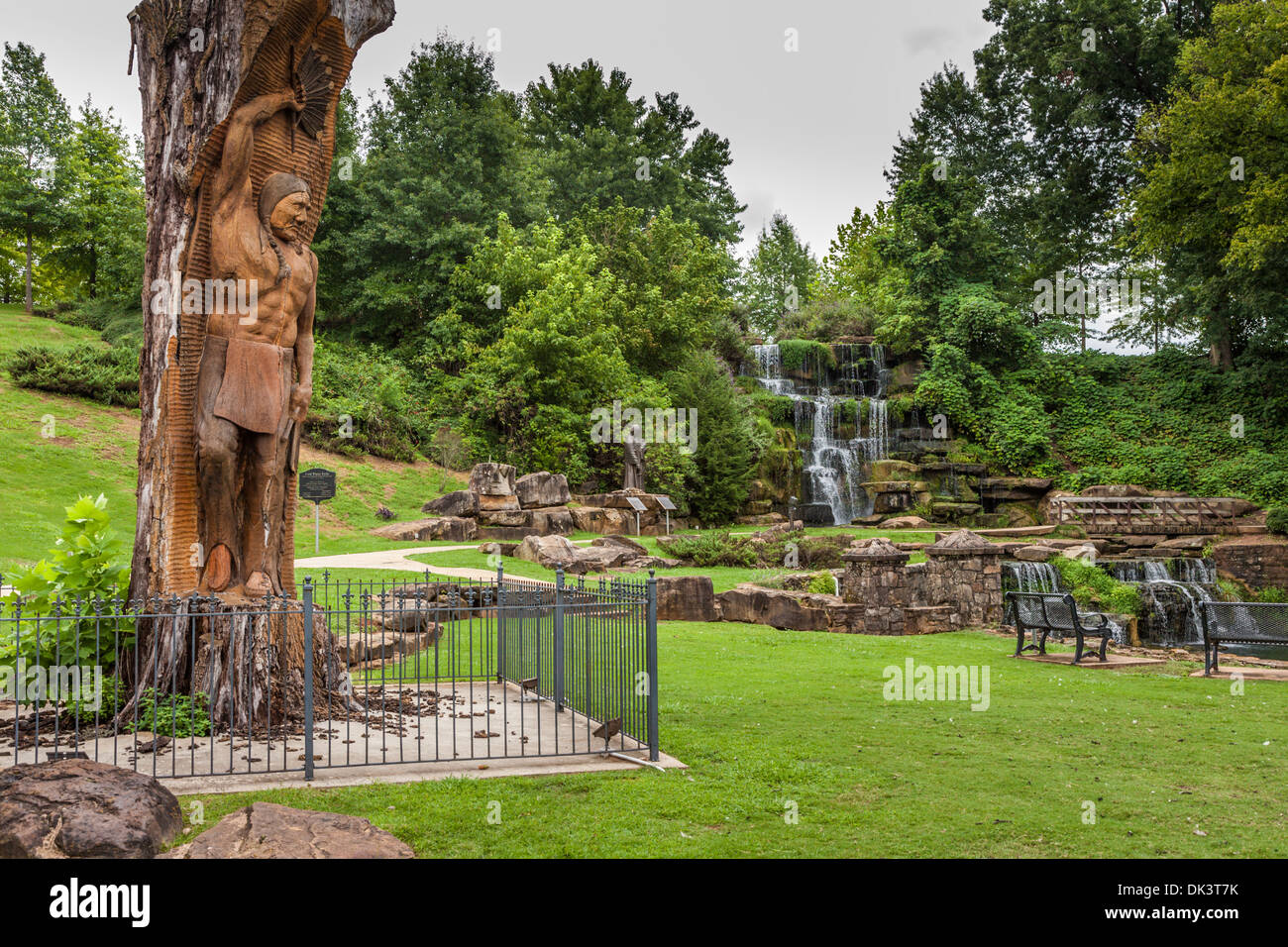 Statue von Chief Tuscumbia geschnitzt in Baum in der Nähe von Kaltwasser fällt im Frühling Park in Tuscumbia, Alabama Stockfoto