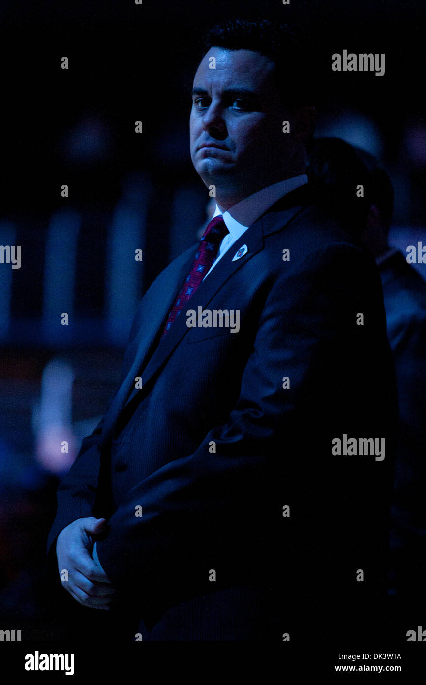 12. März 2011 - Los Angeles, Kalifornien, USA - Arizona Wildcats head Coach Sean Miller bei der NCAA Pacific Life Pac-10 Turnier-Basketball-Meisterschaft-Spiel zwischen den Arizona Wildcats und der Washington Huskies im Staples Center. (Kredit-Bild: © Brandon Parry/Southcreek Global/ZUMAPRESS.com) Stockfoto