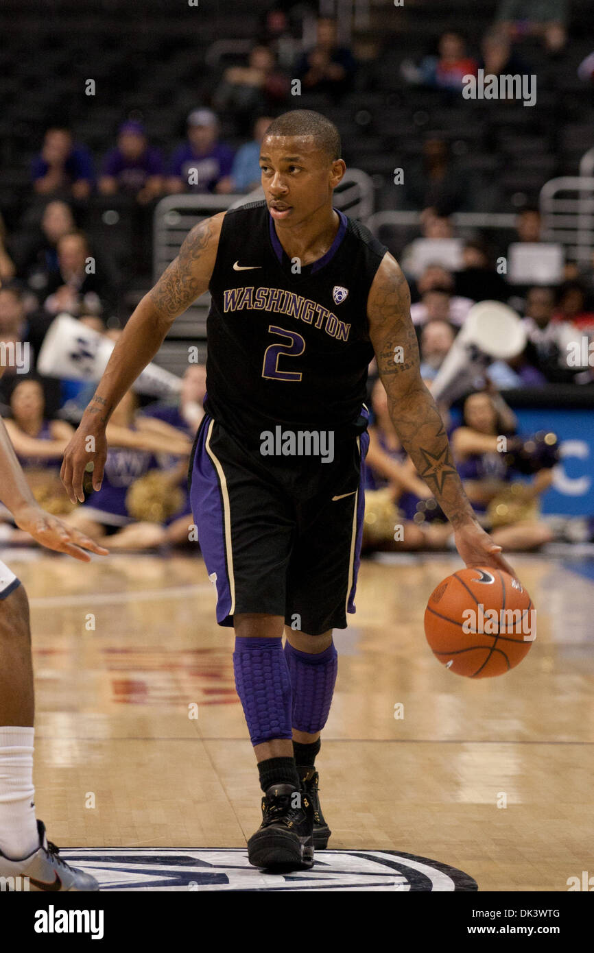 12. März 2011 - Los Angeles, Kalifornien, USA - Washington Huskies bewachen Isaiah Thomas #2 bei der NCAA Pacific Life Pac-10 Turnier-Basketball-Meisterschaft-Spiel zwischen den Arizona Wildcats und der Washington Huskies im Staples Center. (Kredit-Bild: © Brandon Parry/Southcreek Global/ZUMAPRESS.com) Stockfoto