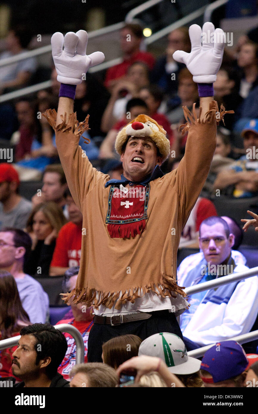 12. März 2011 - Jubel Los Angeles, Kalifornien, USA - Washington A Fan sein Team auf, bei der NCAA Pacific Life Pac-10 Turnier-Basketball-Meisterschaft-Spiel zwischen den Arizona Wildcats und der Washington Huskies im Staples Center. (Kredit-Bild: © Brandon Parry/Southcreek Global/ZUMAPRESS.com) Stockfoto