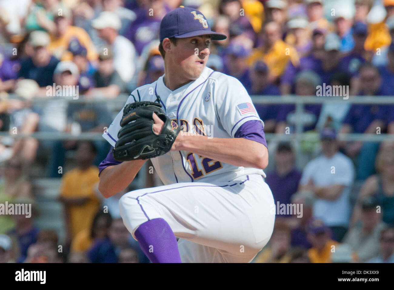 12. März 2011 Stellplätze - Baton Rouge, Louisiana, Vereinigte Staaten von Amerika - LSU Tigers Krug Kevin Gausman (12) früh im Spiel. LSU besiegte Cal Zustand Fullerton 7-6. (Kredit-Bild: © Joseph Bellamy/Southcreek Global/ZUMAPRESS.com) Stockfoto