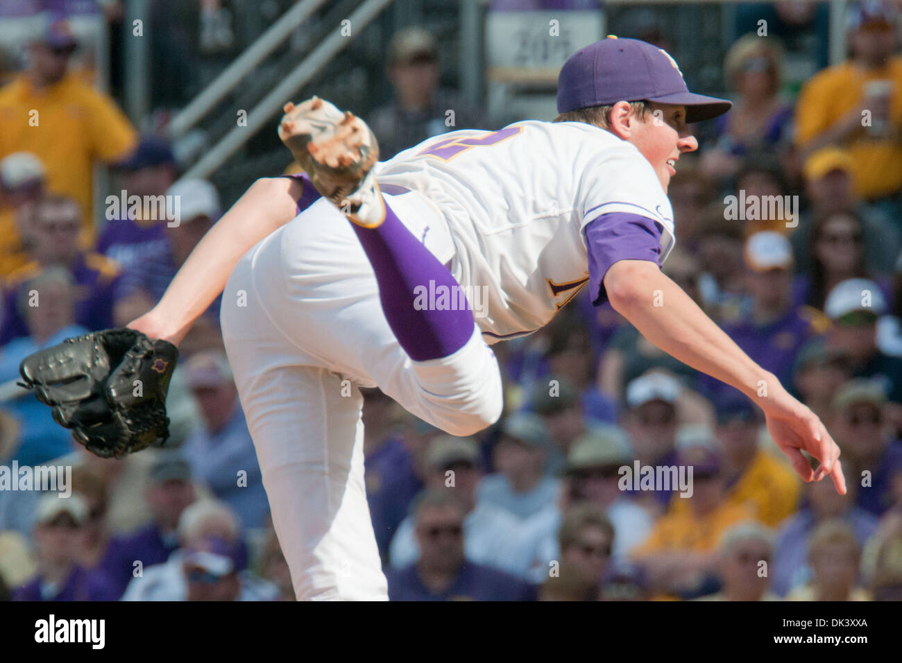 12. März 2011 Stellplätze - Baton Rouge, Louisiana, Vereinigte Staaten von Amerika - LSU Tigers Krug Kevin Gausman (12) früh im Spiel. LSU besiegte Cal Zustand Fullerton 7-6. (Kredit-Bild: © Joseph Bellamy/Southcreek Global/ZUMAPRESS.com) Stockfoto