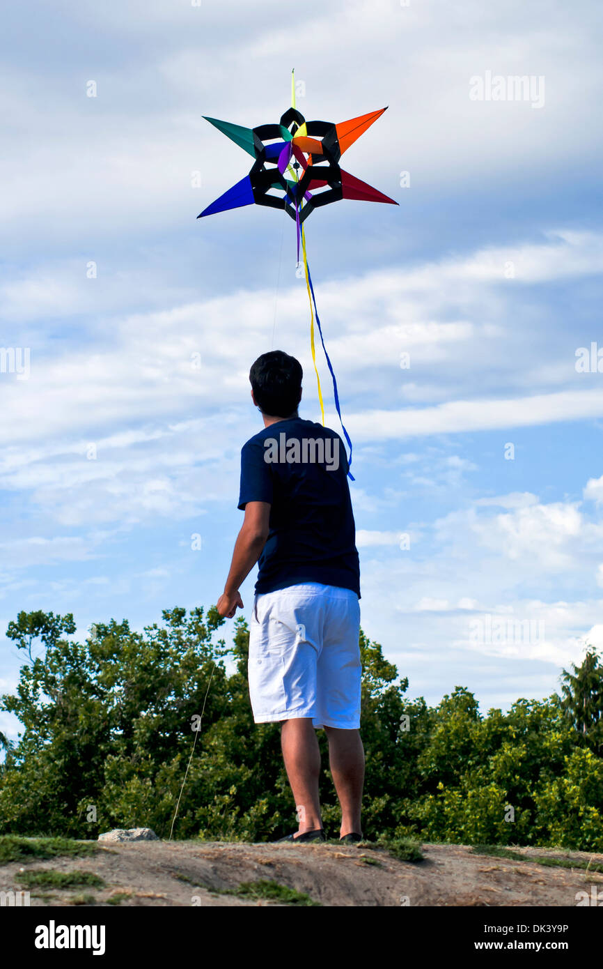 Ein junger Mann will fly a Kite am Himmel, Seattle, Bundesstaat Washington, USA Stockfoto