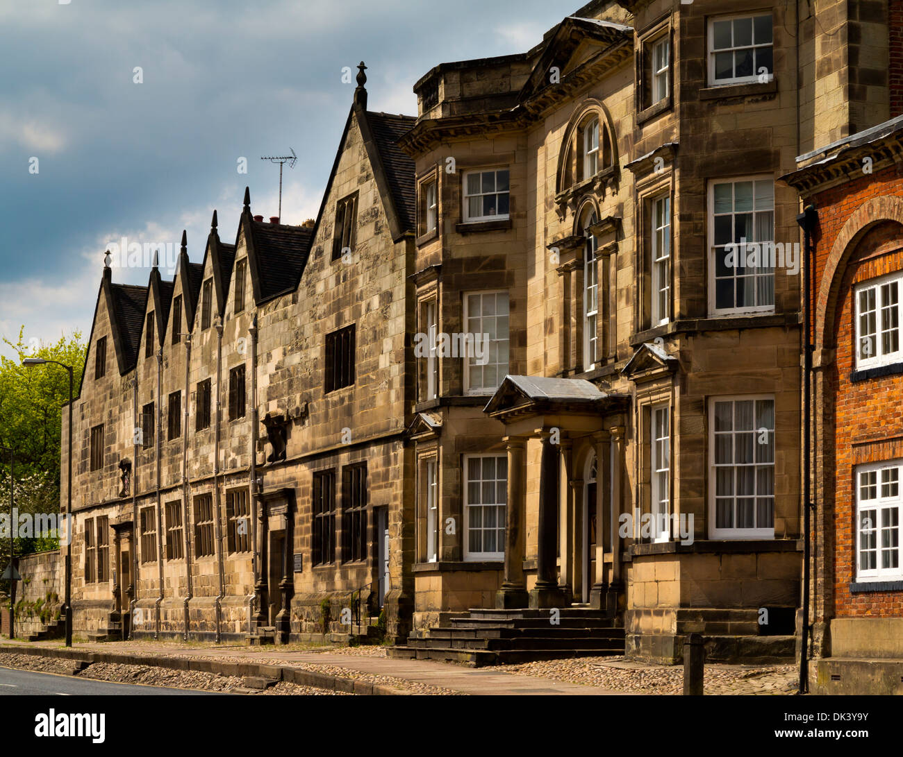 Queen Elizabeth Grammar School in Ashbourne Derbyshire Peak District England UK erbaut 1585 zu Privathäusern umgebaut Stockfoto