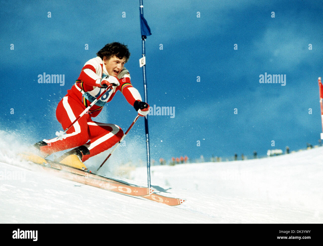 Datei - eine undatiertes Archiv Bild zeigt österreichischer Skifahrer Franz Klammer im Wettbewerb in der Slalom-Ski-Event von der 23 alpine Skiweltmeisterschaft 1974 in St. Moritz, Schweiz. Franz Klammer wird 60 Jahre am 3. Dezember 2013 verwandeln. Foto: HEINRICH SANDEN/Dpa Stockfoto