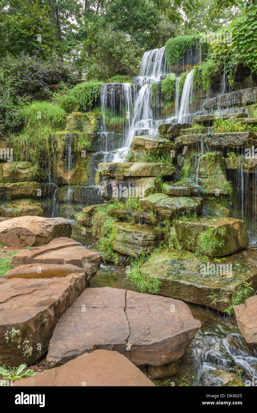 Kalte Wasser fällt, der größten künstlichen Stein Naturwasserfall, im Frühling Park in Tuscumbia, Alabama Stockfoto