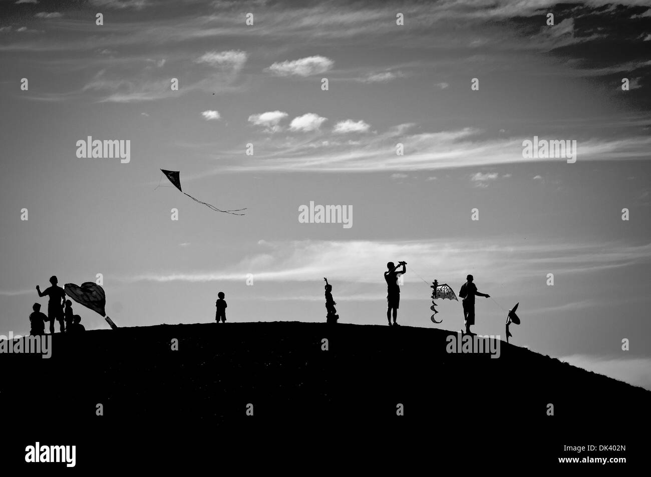 BW-Bild des Drachen fliegen im Gas Works Park, Seattle, Bundesstaat Washington, USA Stockfoto