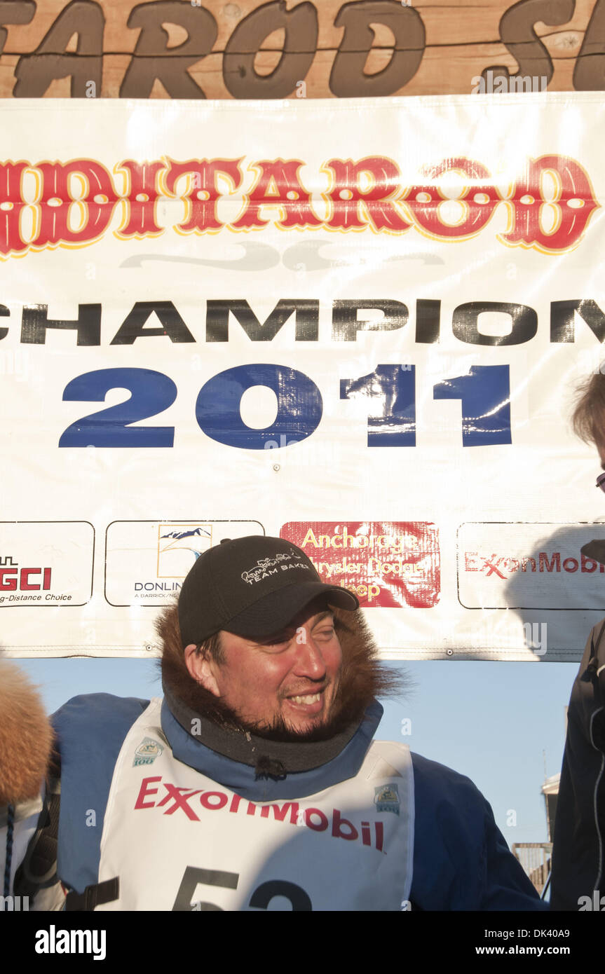 15. März 2011 kommt - Nome, Alaska, USA - Kotzebue resident JOHN BAKER in Nome, sein erste Iditarod-Rennen zu gewinnen. (Kredit-Bild: © Ron Levy/ZUMAPRESS.com) Stockfoto