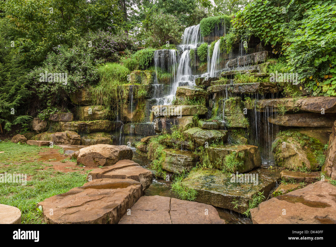 Kalte Wasser fällt, der größten künstlichen Stein Naturwasserfall, im Frühling Park in Tuscumbia, Alabama Stockfoto