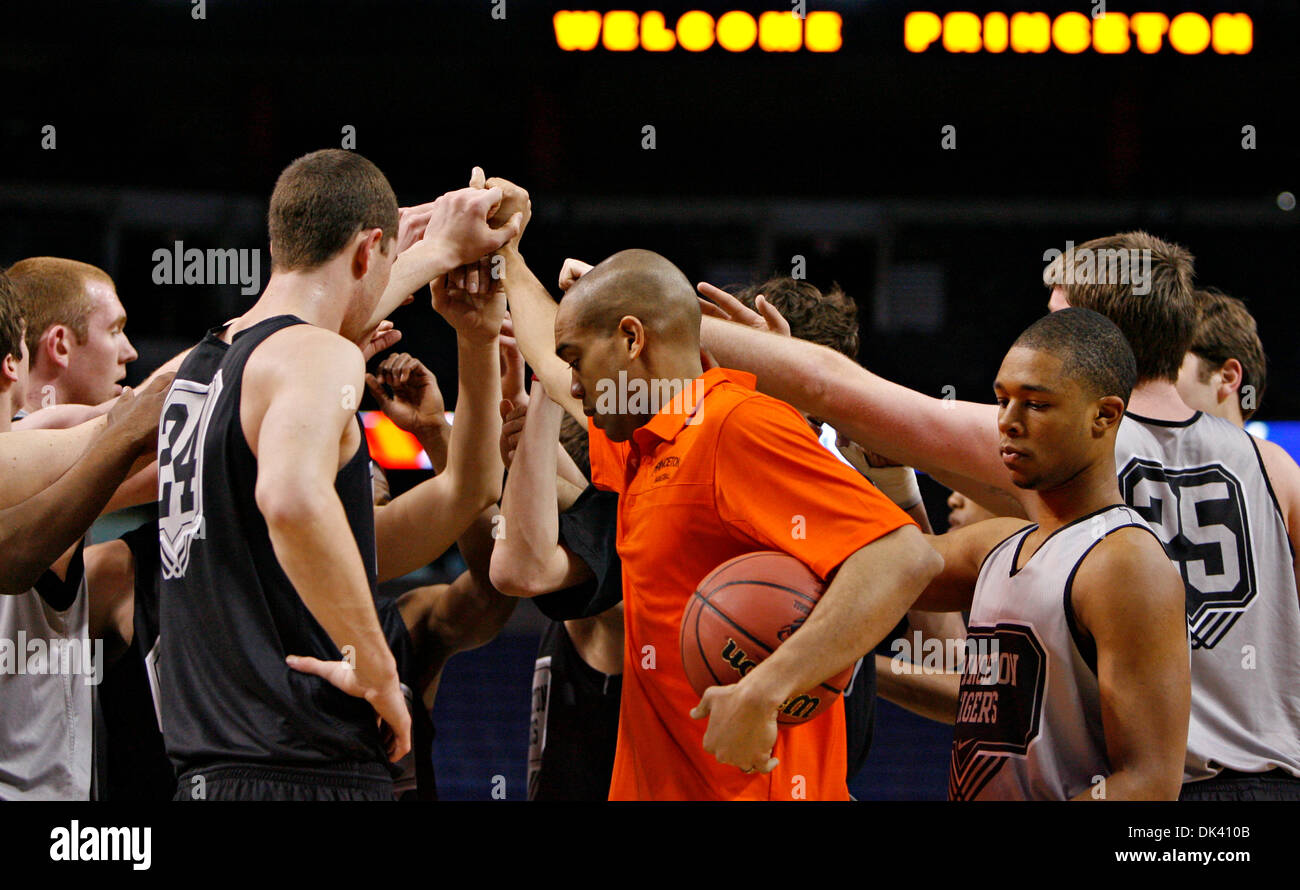 16. März 2011 - DANIEL WALLACE |   Times.TP 335828 WALL NCAA 17 (16.03.2011 Tampa) Princeton Cheftrainer Sydney Johnson mit seinem Team nach dem Training im St. Pete Times Forum am Mittwoch, kauert wie sie für die NCAA Männer Basketball-Turnier vorzubereiten. [DANIEL WALLACE, mal] (Kredit-Bild: © St. Petersburg Times/ZUMAPRESS.com) Stockfoto