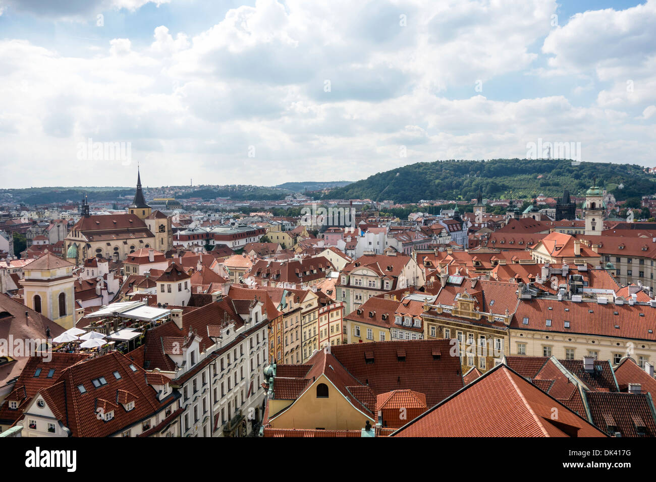 Rotes Dach der Gebäude in Prag Stockfoto