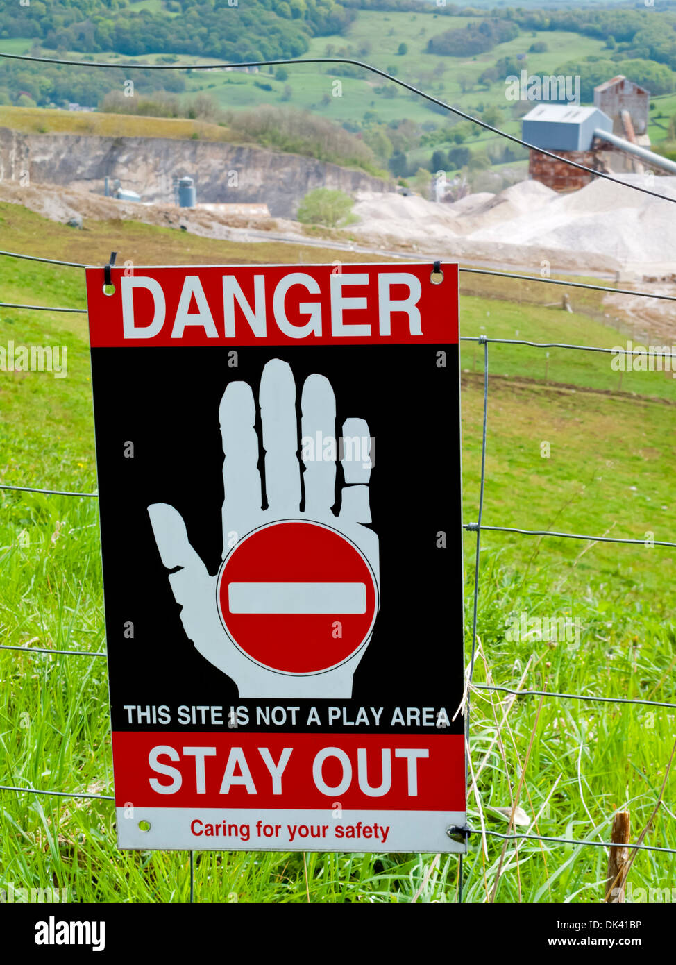 Bleiben, Warnschild außerhalb eines Steinbruchs im Peak District Derbyshire England UK Stockfoto