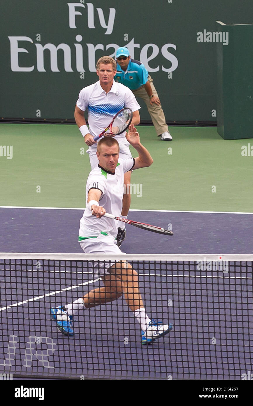 17. März 2011 - Indian Wells, Kalifornien, USA - Mark Knowles (BAH) (weißes Hemd mit blauen Streifen und Michael Mertinak (SVK) (weißes Hemd) in Aktion während der Herren Viertelfinale Doppel-Match der BNP Paribas Open 2011 auf der Indian Wells Tennis Garden in Indian Wells, Kalifornien statt. Wawrinka - Federer gewann mit einem Score von 6-1, 7-5. (Kredit-Bild: © Gerry Maceda/Southcreek Glob Stockfoto