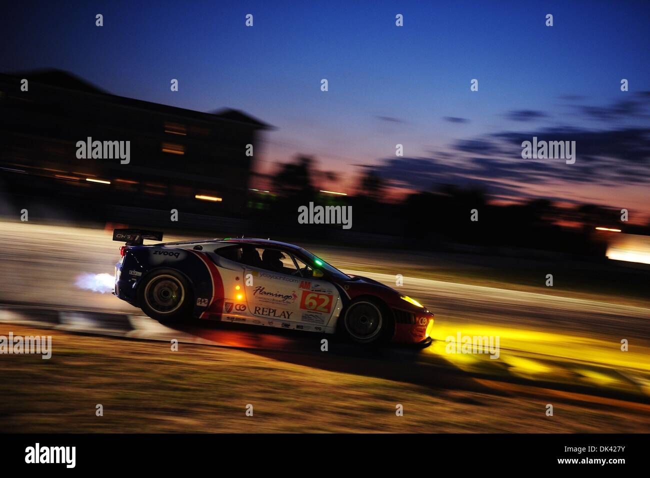 18. März 2011 - Sebring, Florida, USA - die CRS Racing Ferrari F430 rülpst blauen Flamme während der Nacht Praxis für die 12 Stunden von Sebring, die von PIERRE EHRET, SHAUN LYNN und ROGER WILLIS angetrieben wird. (Kredit-Bild: © Rainier Ehrhardt/ZUMA Press/Rainier Ehrhardt) Stockfoto