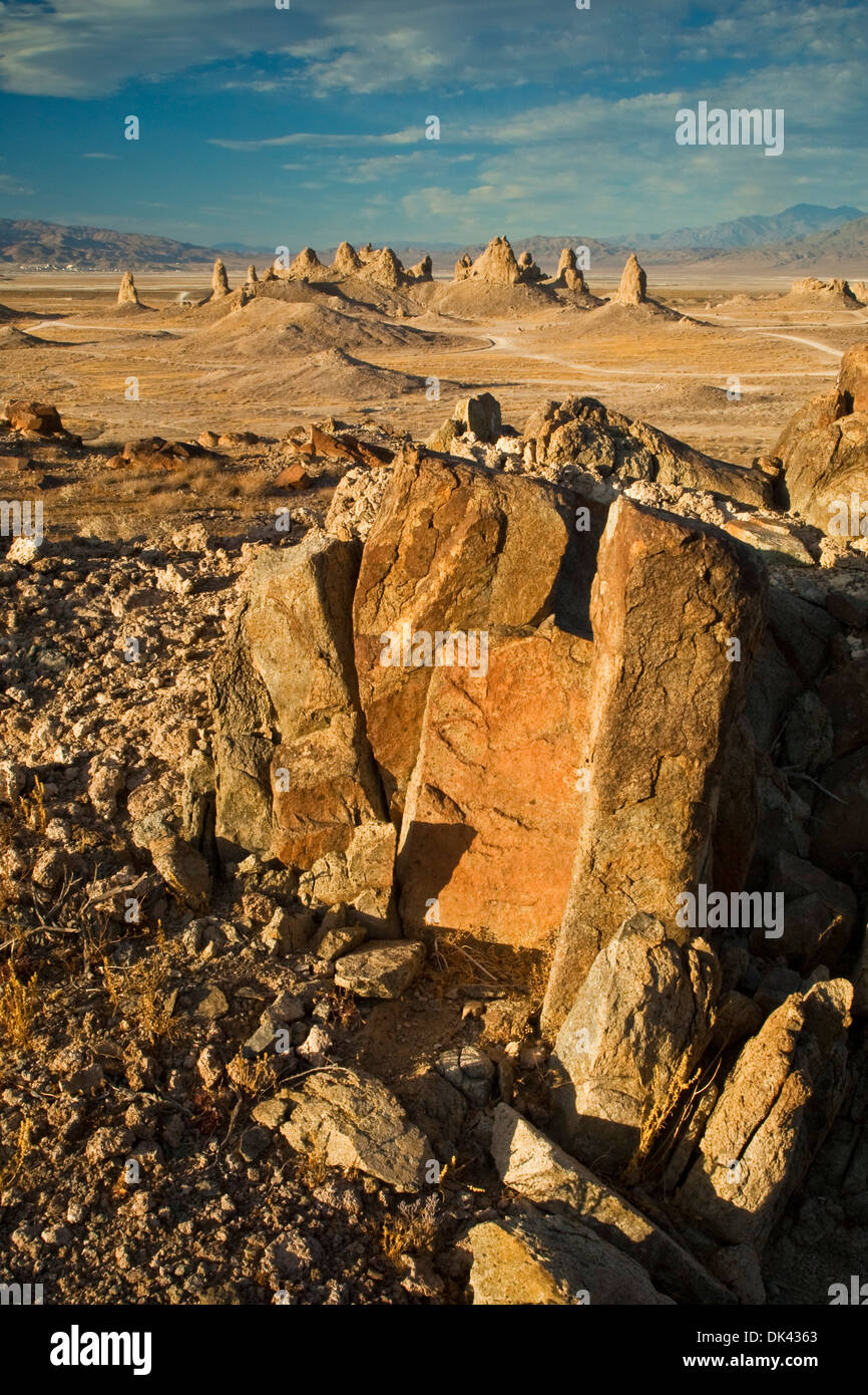 Tuffstein Felsformationen an Trona Pinnacles, California Stockfoto
