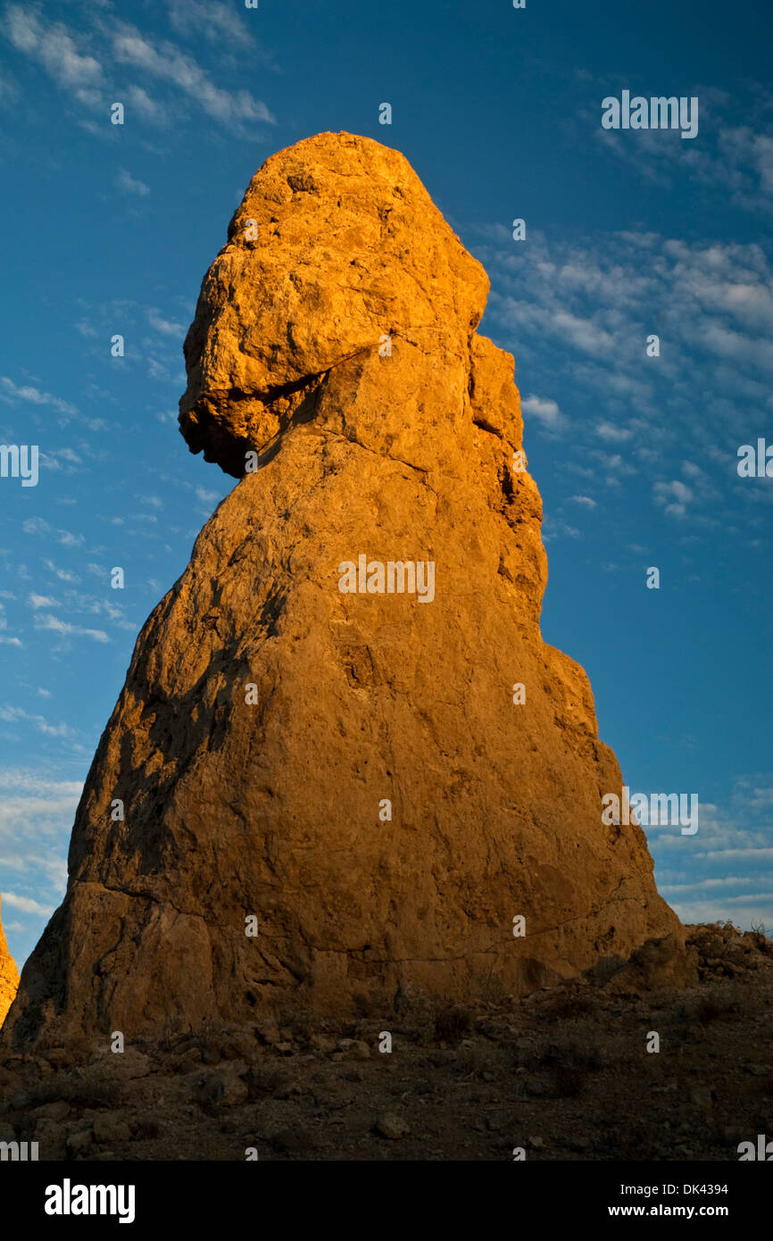 Abendlicht auf Tuffstein Felsformationen an Trona Pinnacles, California Stockfoto