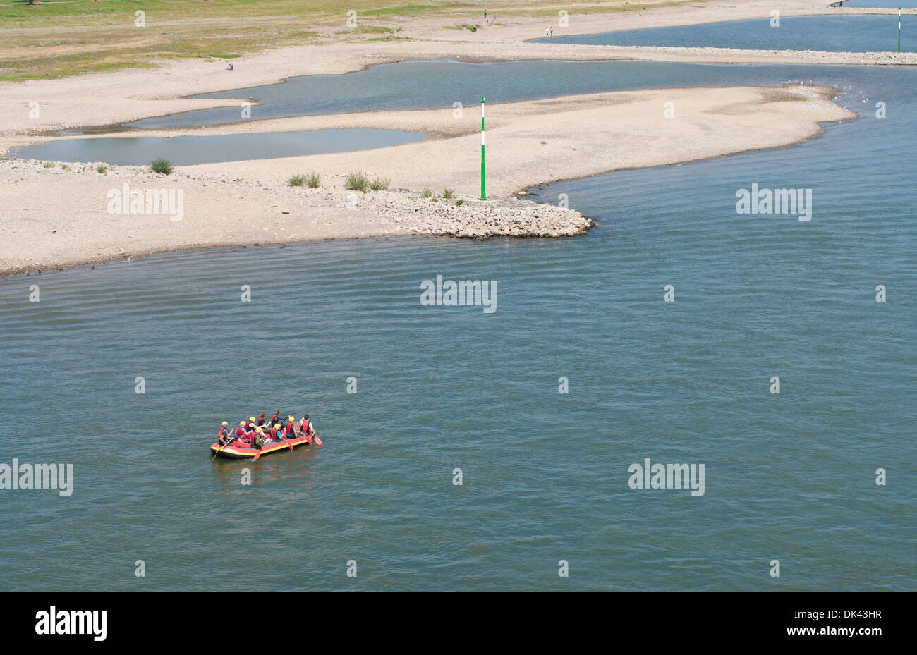 Menschen in einem rafting-Boot auf dem Rhein in Düsseldorf, Deutschland Stockfoto