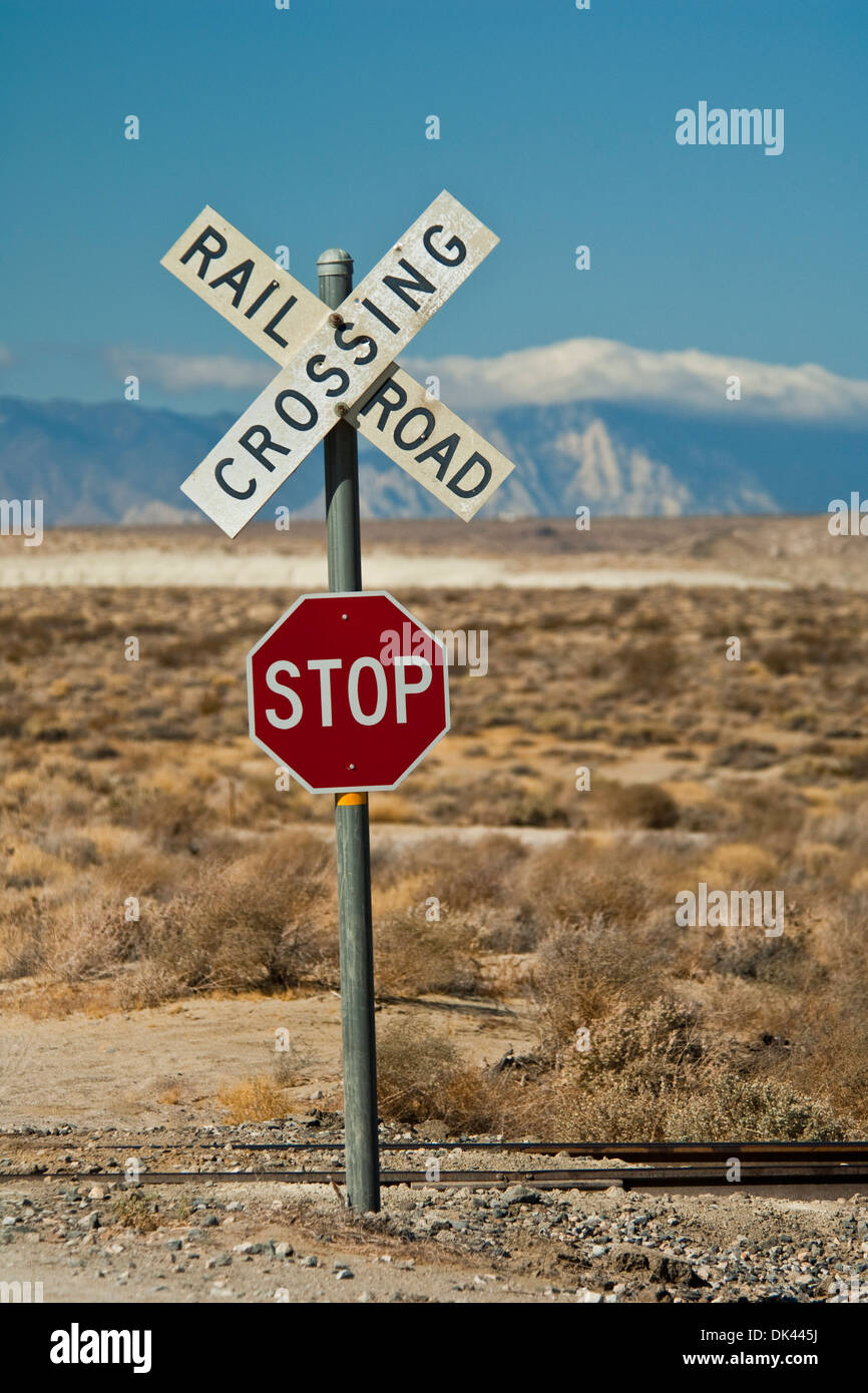 Railroad Crossing Schild in der Nähe von Trona, Kalifornien Stockfoto
