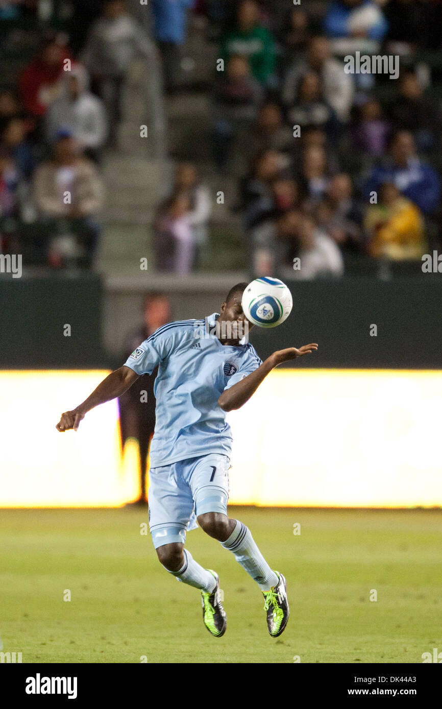 19. März 2011 - Carson, Kalifornien, USA - Sporting Kansas City nach vorne bekommt C.J. Sapong #17 seinen Kopf auf den ball während der Major League Soccer Spiel zwischen Sporting Kansas City und Chivas USA im Home Depot Center. Kansas City schlagen Chivas USA 3: 2. (Kredit-Bild: © Brandon Parry/Southcreek Global/ZUMAPRESS.com) Stockfoto