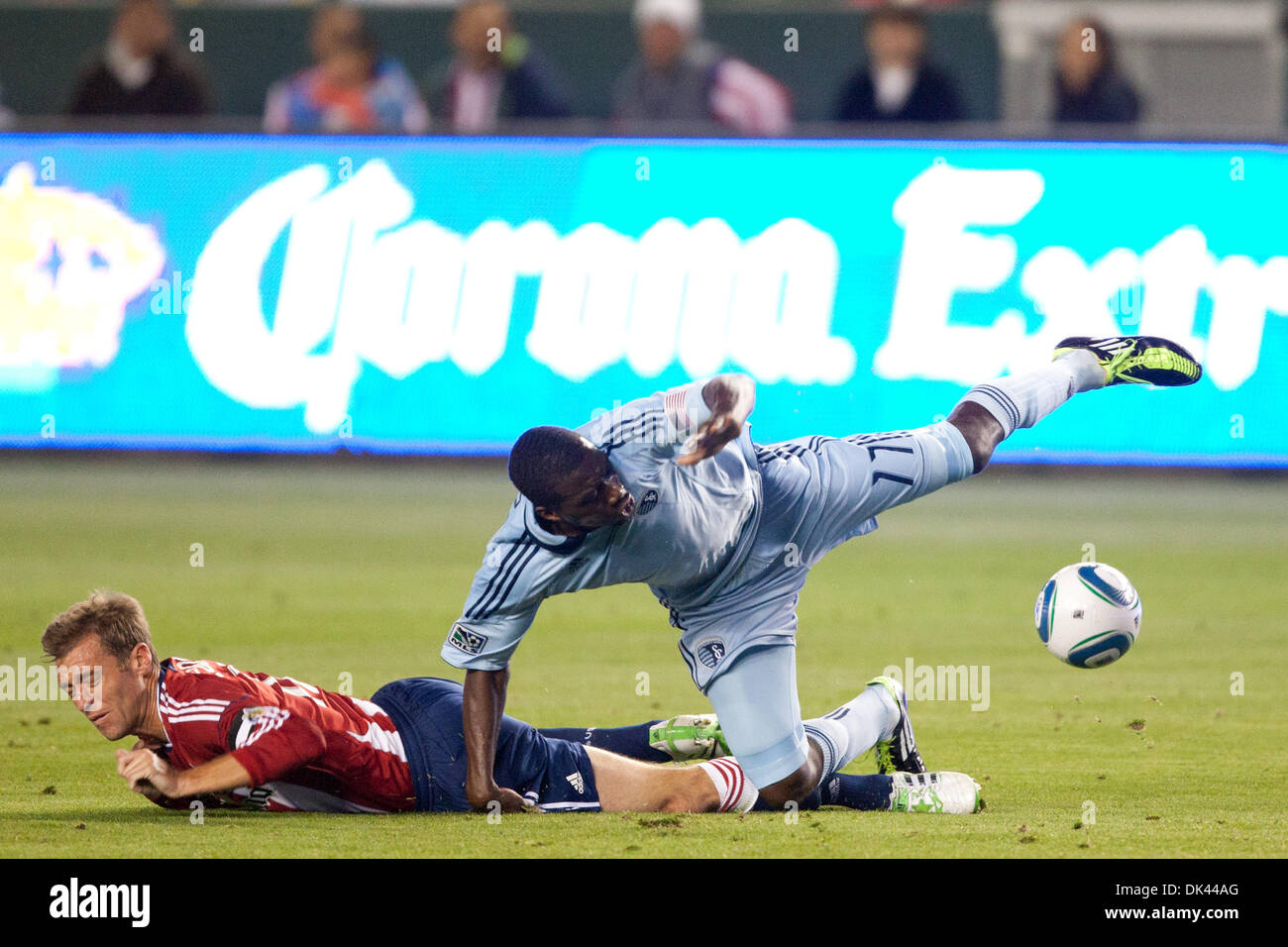 19. März 2011 - Carson, Kalifornien, USA - Sporting Kansas City nach vorne C.J. Sapong #17 (R) und Chivas USA Verteidiger Jimmy Conrad #12 (L) erhalten während die Major League Soccer-Spiel zwischen Sporting Kansas City und im Home Depot Center CD Chivas USA ausgelöst. Kansas City schlagen Chivas USA 3: 2. (Kredit-Bild: © Brandon Parry/Southcreek Global/ZUMAPRESS.com) Stockfoto