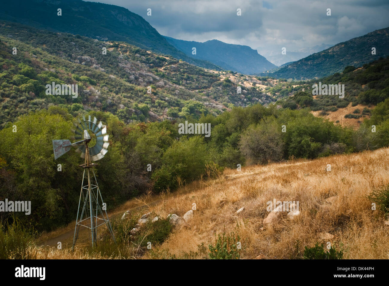 Windmühle in den Hügeln unterhalb Mineral King, Tulare County, Kalifornien Stockfoto